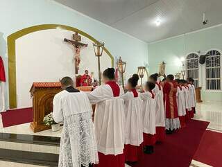Padre e coroinhas durante missa na Paróquia Nossa Senhora Aparecida das Moreninhas (Foto: Reprodução/Redes Sociais)
