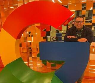 Prefeito de Dourados na sede do Google em São Paulo, onde assinou parceria (Foto: Divulgação)