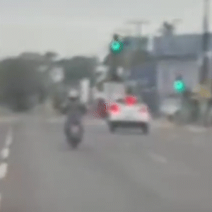 Suspeito de assalto, homem fica pendurado em carro em movimento