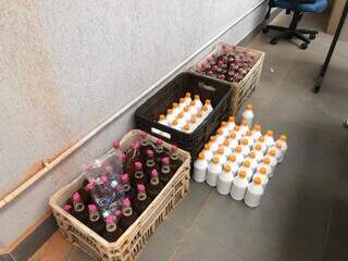 Dezenas de garrafas de mel impróprio para consumo em caixas (Foto: Jéssica Fernandes)
