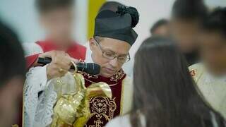 Padre Jucelandio José do Nascimento durante missa, com a ajuda de coroinhas (Foto: Paróquia Nossa Senhora Aparecida das Moreninhas/Divulgação)