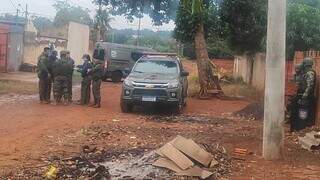 Militares do Bope em frente a casa da vítima na tarde de hoje (Foto: Campo Grande News)