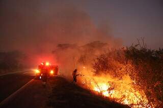 Bombeiros em combate noturno a incêndio em Corumbá, no último sábado (Foto: Álvaro Rezende/Governo de MS)