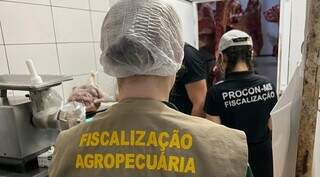 Fiscais no açougue que comercializava carnes impróprias para consumo (Foto: Divulgação/Procon/MS)