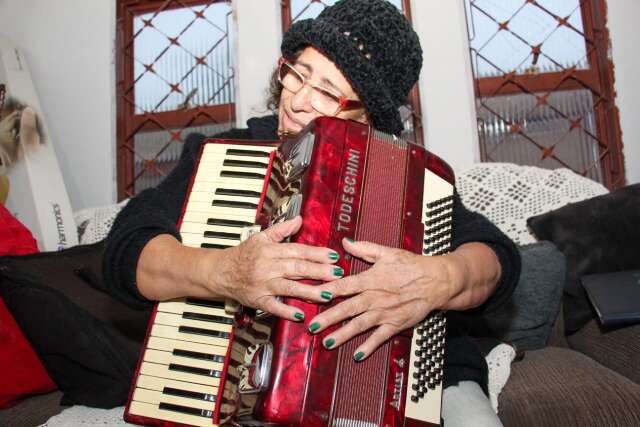Exaustão fez Ilza abraçar sanfona e salvar a vida de músicos idosos 