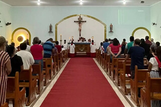 Celebração de missa na Paróquia Nossa Senhora Aparecida, das Moreninhas. (Foto: Divulgação)