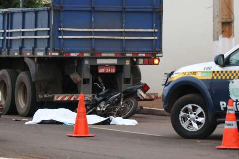 Motociclista morre ao bater na traseira de carreta na Avenida Guaicurus