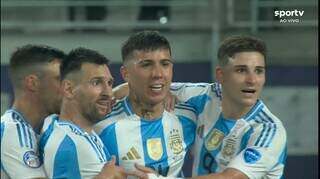 Equipe argentina comemora vitória no gramado do Metlife Stadium, em Nova Jersey (EUA). (Foto: Reprodução/Globoplay)