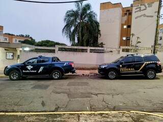 Veículos da Polícia Federal e Receita Federal em frente a condomínio na Vila Célia. (Foto: Divulgação)