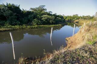 Cerca flutua na margem do Rio Miranda porque erosão fez barranco ceder. (Foto: Paulo Francis)