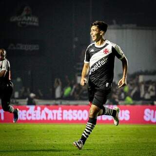 O volante argentino Juan Sforza comemora gol no gramado do São Januário. (Foto: Matheus Lima/Vasco)