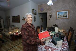 Idelesvita Oliveira Ocaris, de 91 anos, com parte da coleção de livros. (Foto: Paulo Francis)