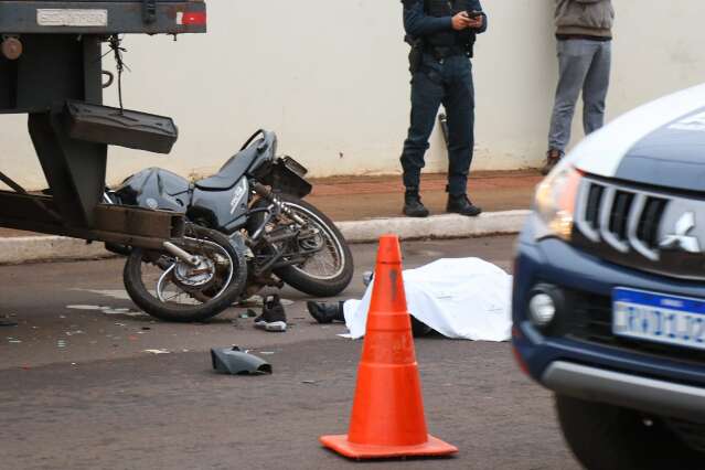 Motociclista que morreu ao atingir carreta era paranaense e tinha 43 anos