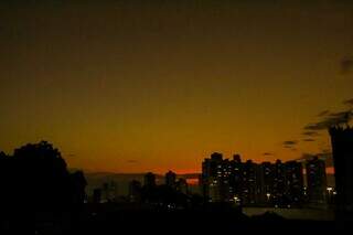 Em meio a neblina, Pôr do Sol é visto nos altos da Avenida Afonso Pena. (Foto: Juliano Almeida)