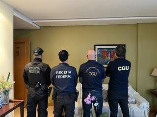 Equipes da PF, CGU e Receita durante cumprimento de mandados da Operação Casa de Ouro (Foto/Divulgação)