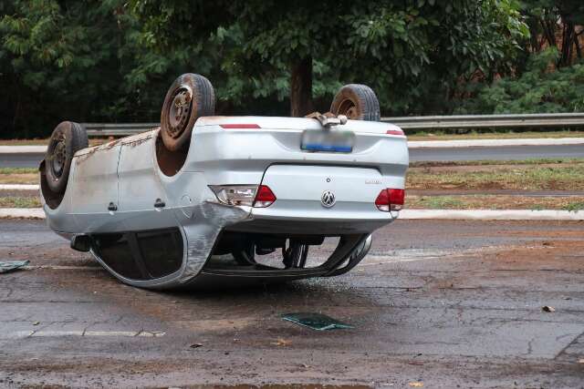 Motorista perde o controle e capota na L&uacute;dio Martins Coelho