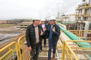 Governador Eduardo Riedel (PSDB), visita usina que será expandida em Ivinhema (Foto: Saul Schramm/ Divulgação)