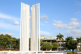 Monumento da UFMS, localizado na Cidade Universitária, em Campo Grande. (Foto: Paulo Francis, Arquivo/Campo Grande News)