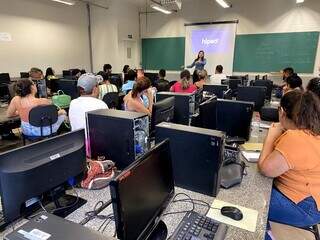 Estudantes em sala de aula durante curso de finanças. (Foto: Reprodução/Sejuv)