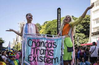 Participantes com faixa &#39;Crianças Trans Existem&#39; durante Parada do Orgulho, em SP. (Foto: Eduardo Knapp/ Folhapress)