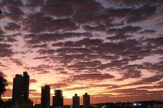 Céu de Campo Grande com algumas nuvens nesta manhã (Foto: Henrique Kawaminami)