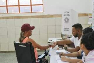 Mesários desempenhando a função nas últimas eleições (Foto: Henrique Kawaminami)