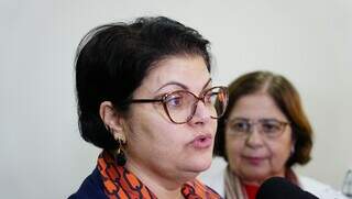 Secretária Patrícia Cozzolino fala ao lado da ministra Cida Gonçalves (Foto: Alex Machado)