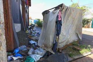 Barraco montado em calçada acumula lixo e incomoda vizinhança (Foto: Paulo Francis)