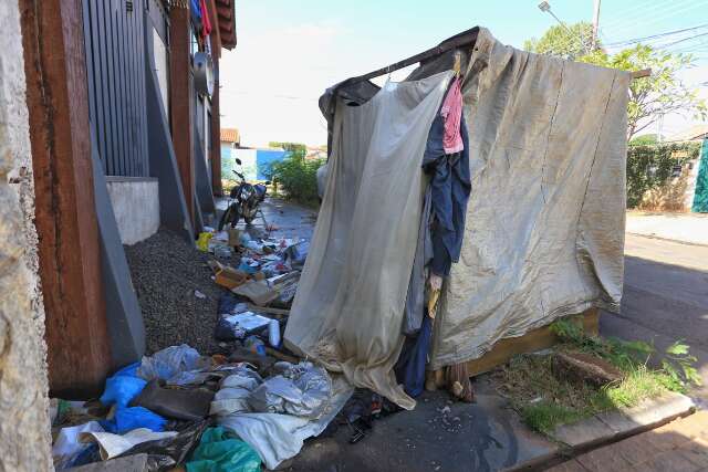 Morador problem&aacute;tico arma barraco em cal&ccedil;ada e causa mais transtorno