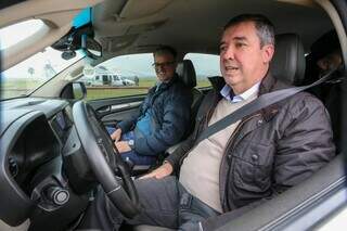 Governador Eduardo Riedel durante test drive (Foto: Reprodução das redes sociais)