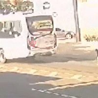 Motoentregador derrapa até parar embaixo de ônibus, mas sai apenas ferido