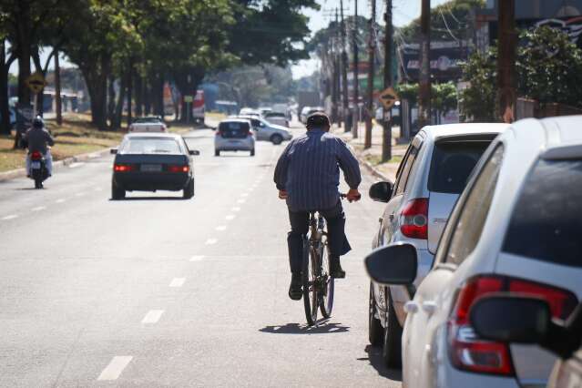 Fluxo intenso e perigo: quem pedala cobra ciclovias em avenidas