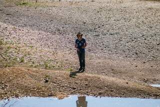 José Ernesto caminha pelo leito seco do Rio Miranda. (Foto: Paulo Francis)