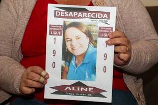 Durante a conversa, Nilma mostra o cartaz de desaparecida de Aline, que está há 11 meses sem notícias (Foto: Juliano Almeida).