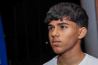 Atleta Bruno Alves da Silva, de 14 anos, tem baixa visão e disputa atletismo (Foto: Juliano Almeida)