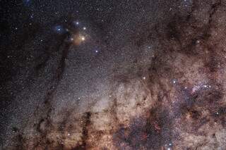 Detalhe do complexo de nuvens Rho Ophiuichi - Rabo do Escorpião - Antares é a estrela amarela brilhante (Foto: Antonio Arguello)