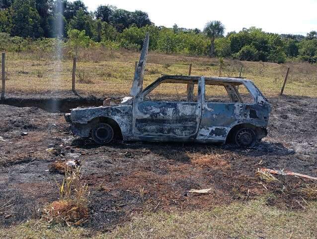 Carro &eacute; encontrado pegando fogo &agrave;s margens da estrada da Gameleira