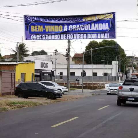 &ldquo;Bem-vindo &agrave; cracol&acirc;ndia&rdquo;, anuncia faixa instalada por moradores da Nhanh&aacute;