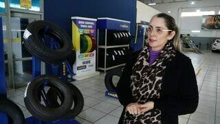 Gerente da loja Caiado Pneus, Lilian Baldonado, acredita que o mercado local perde 70% do que venderia ao contrabando (Foto: Alex Machado)