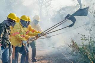 Brigadistas voluntários durante treinamento para combate a incêndios em aldeia (Foto: Victor Hugo Sanches / Ecoa)