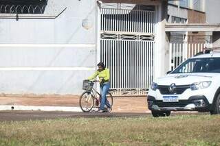 Olinda carrega a bicicleta em parte do trecho da Avenida Guaicurus. (Foto: Henrique Kawaminami)