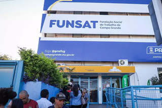 Fila em frente a agência municipal de empregos, situada na Rua 14 de Julho. (Foto: Arquivo/Campo Grande News)