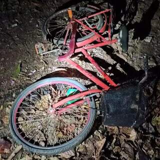 Bicicleta encontrada próximo ao incêndio (Foto: Direto das Ruas)