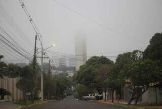 Prédio é praticamente escondido por neblina em Campo Grande (Foto: Paulo Francis)