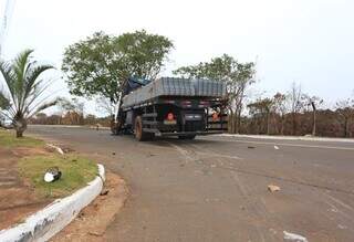 Caminhão deixou marcas no asfalto, no encontro das Ruas Nicomédes e Gabriel Delfino