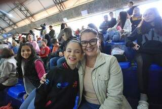 Vanessa Galvão, de 43 anos, com a filha Bárbara no Ginásio Moreninho. (Foto: Paulo Francis)