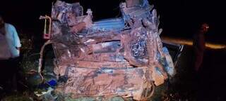 Veículo ficou completamente destruído com impacto da queda (Foto: Divulgação/Corpo de Bombeiros)