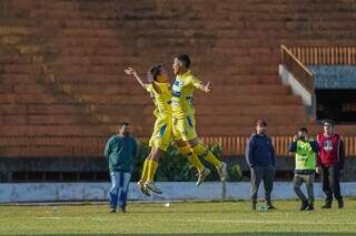 Clayton e Tagara comemoram vitória com &#34;batida de peitos&#34; no Douradão. (Foto: Marcelo Bertoni)