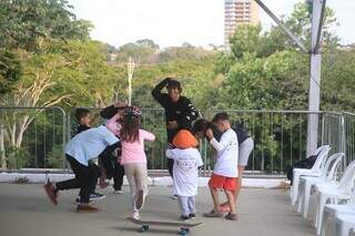 Professor de skate ministra oficina para crianças no parque. (Foto: Paulo Francis)