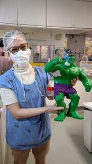 Hulk foi um dos bonecos &#39;operados&#39; na ação idealizada pela profissional. (Foto: Humap - UFMS)